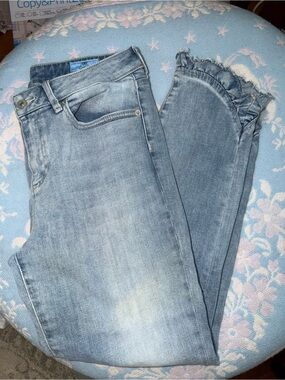 CeCe Sz 10 Light Blue Cropped Jeans with Ruffle Ankle Hem